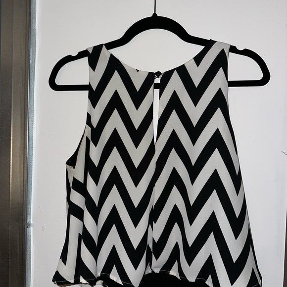 Black & White Flowey chevron print half crop top - Picture 2 of 7